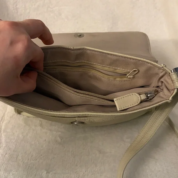 Elegant Cream Shoulder Crossbody Flap Bag - Picture 10 of 13